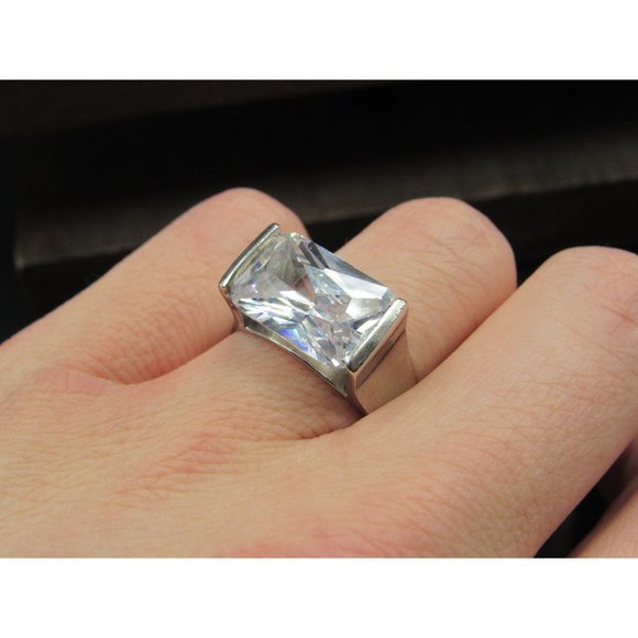 Size 8 Sterling Silver Brilliant Large Cubic Zirconia Gem Band Ring - Picture 4 of 8